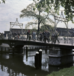 859510 Gezicht op de Molenbrug over de Stadsbuitengracht te Utrecht, met bezoekers van de markt op het Paardenveld.